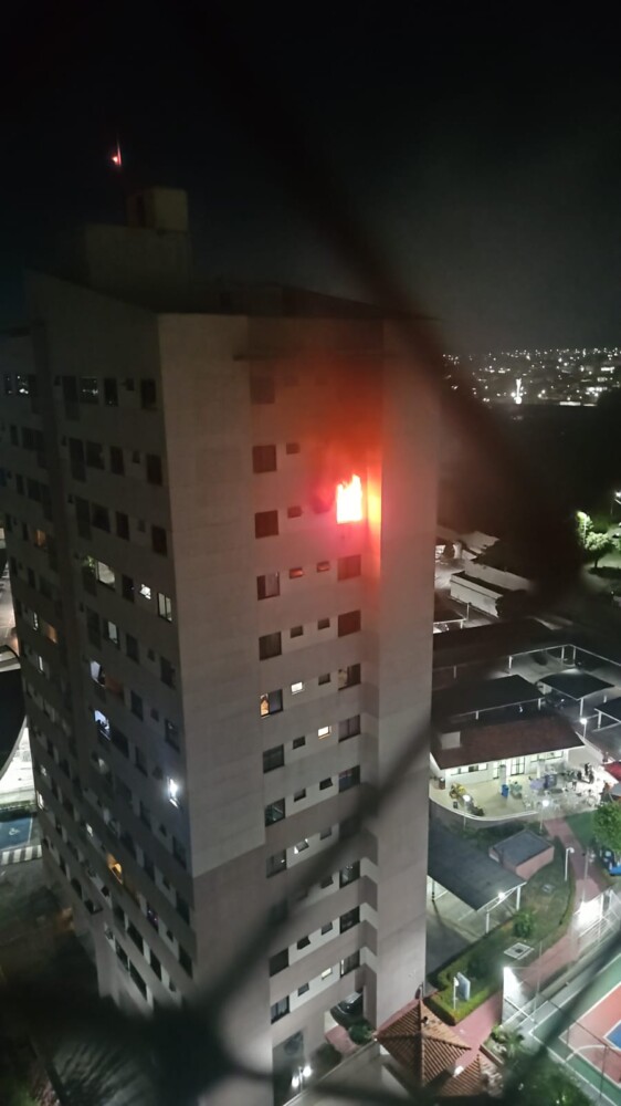 Incêndio atinge apartamento em condomínio no bairro Dom Pedro, em Manaus